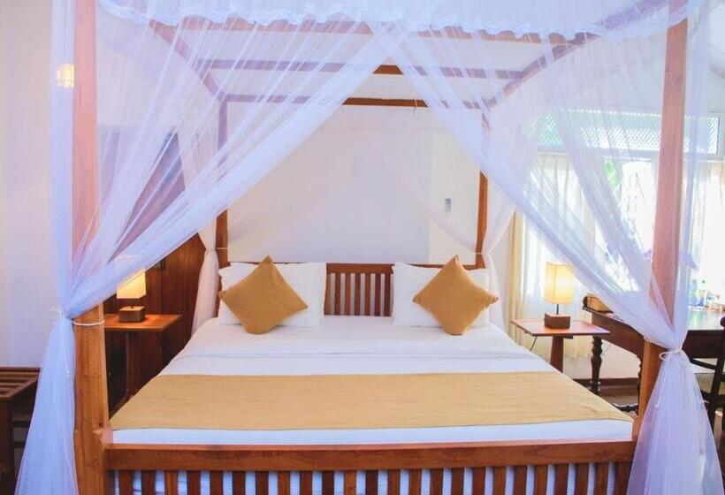 اتاق لوکس با تخت بزرگ, Thalpe Walawwa Heritage Villa