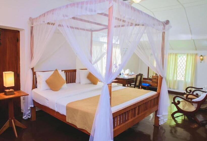 اتاق لوکس با تخت بزرگ, Thalpe Walawwa Heritage Villa