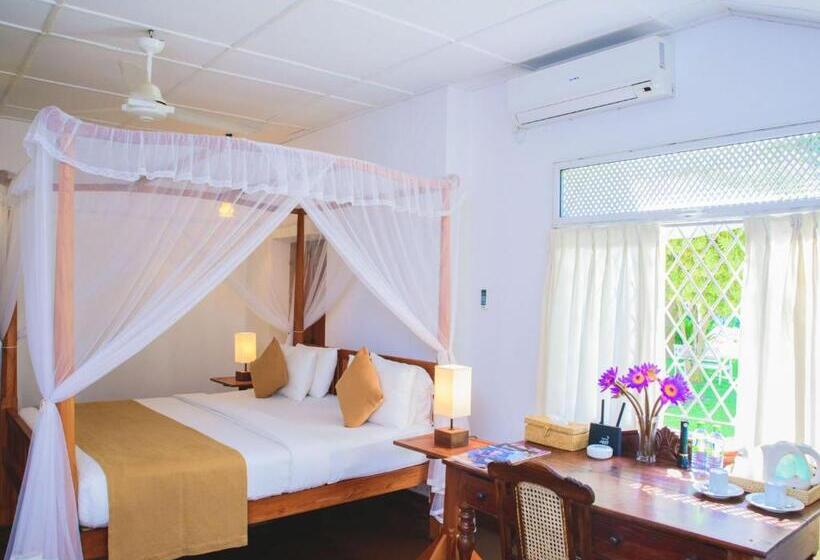 اتاق لوکس با تخت بزرگ, Thalpe Walawwa Heritage Villa
