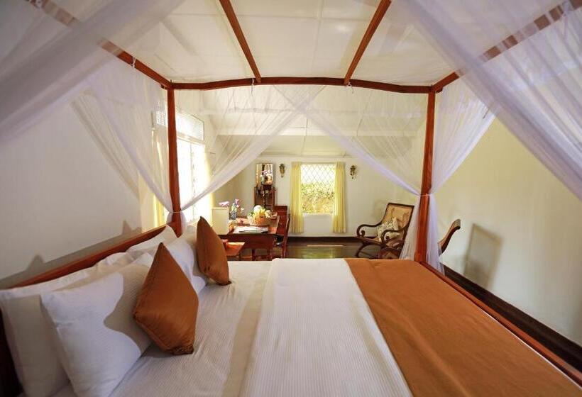 اتاق لوکس با تخت بزرگ, Thalpe Walawwa Heritage Villa