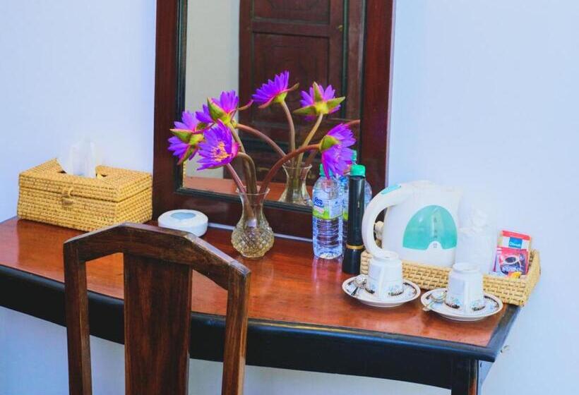 اتاق لوکس با تخت بزرگ, Thalpe Walawwa Heritage Villa