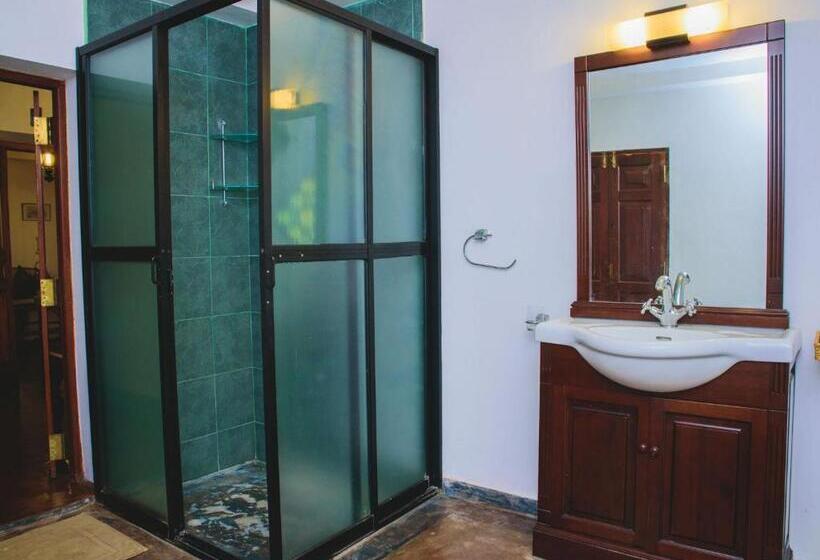 اتاق لوکس با تخت بزرگ, Thalpe Walawwa Heritage Villa