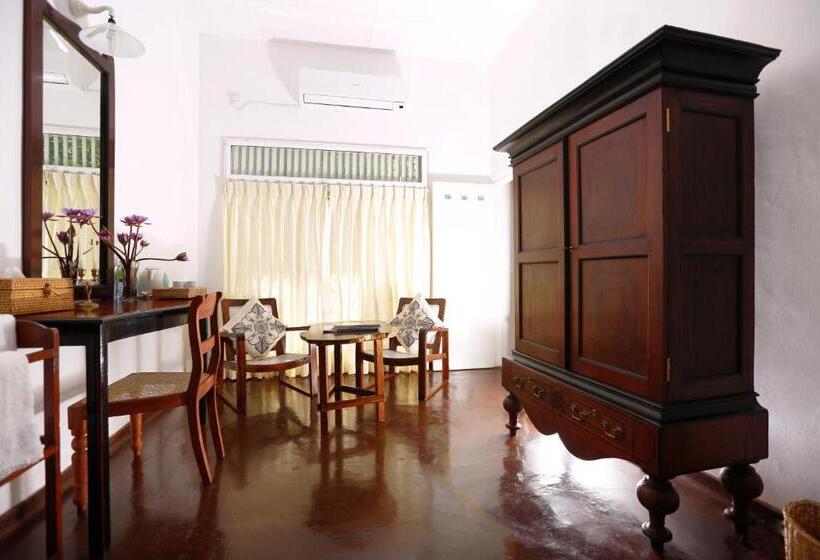 اتاق لوکس با تخت بزرگ, Thalpe Walawwa Heritage Villa