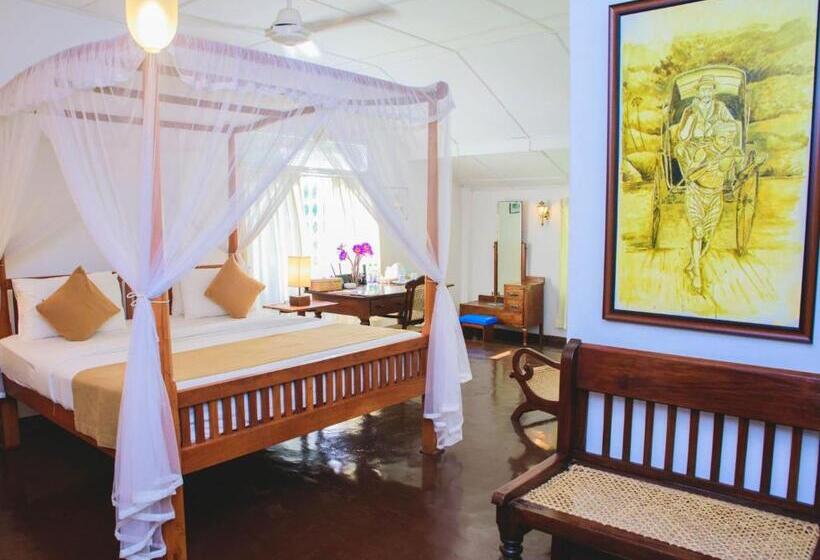 اتاق لوکس با تخت بزرگ, Thalpe Walawwa Heritage Villa