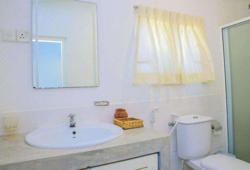 اتاق لوکس با تخت بزرگ, Thalpe Walawwa Heritage Villa