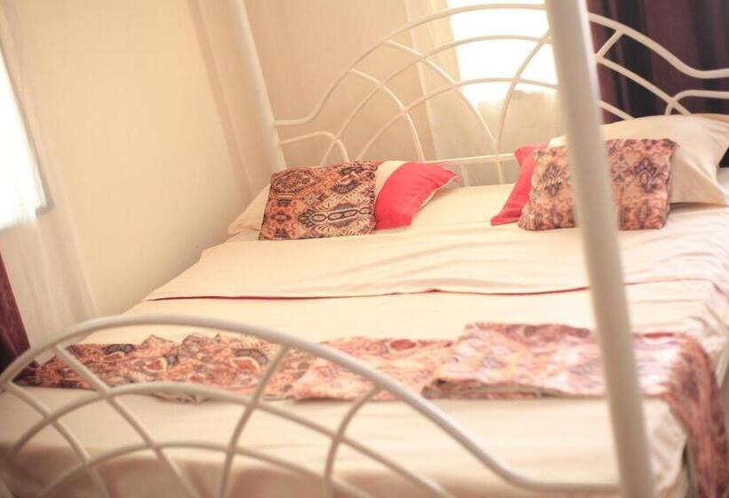 اتاق استاندارد سه نفره, Emmas  Guest House
