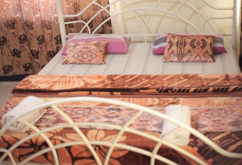 اتاق استاندارد سه نفره, Emmas  Guest House