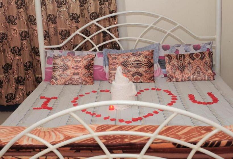 اتاق استاندارد سه نفره, Emmas  Guest House