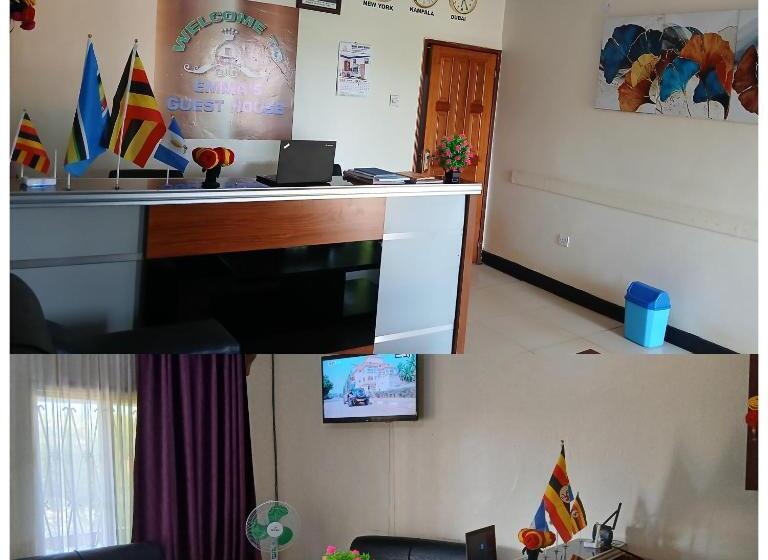 اتاق استاندارد سه نفره, Emmas  Guest House