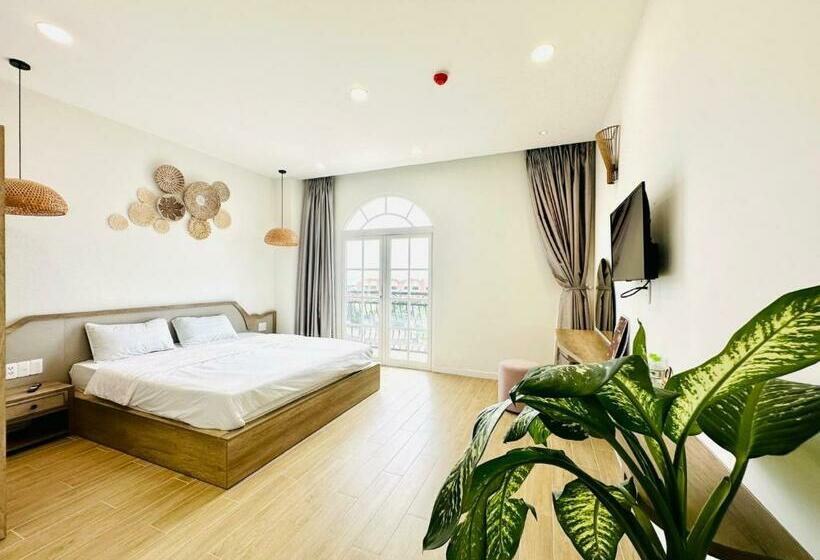 اتاق لوکس با چشم‌انداز دریا, Lily House