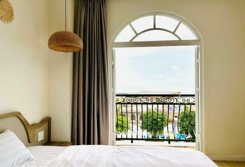اتاق لوکس با چشم‌انداز دریا, Lily House