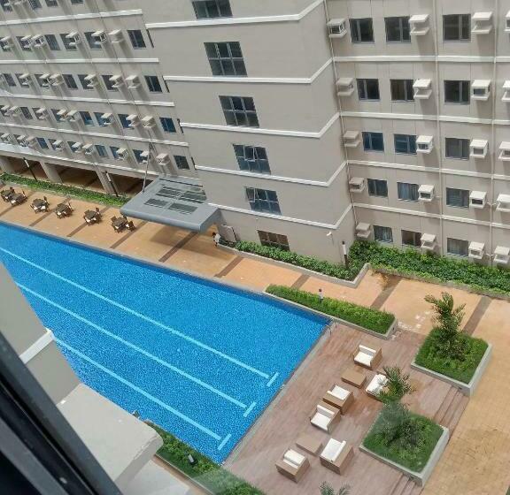 استودیو استاندارد با چشم‌انداز استخر, Suzi S Place @ Green 2 Residences Free Wi Fi & Netflix
