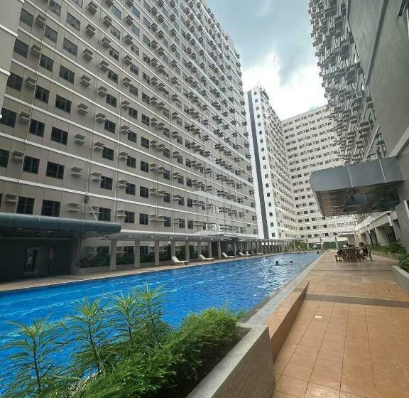 استودیو استاندارد با چشم‌انداز استخر, Suzi S Place @ Green 2 Residences Free Wi Fi & Netflix