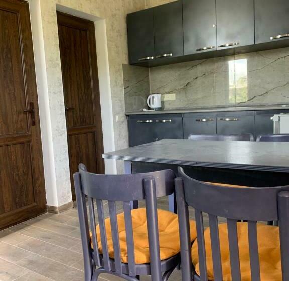 اتاق استاندارد, Dendrobak Guesthouse