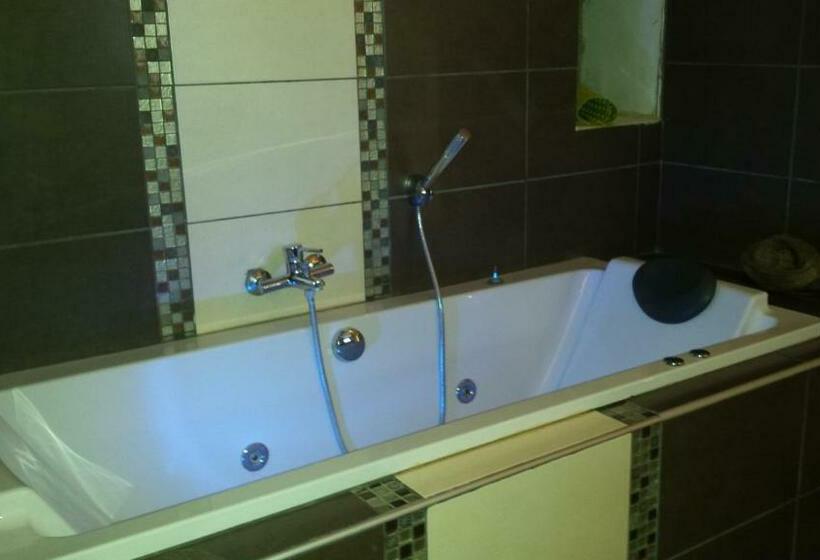 اتاق استاندارد با وان آب گرم, Chambres D Hotes ,hotel ,secret D Une Nuit A Vicq Prės De Onnaing,avec Piscine