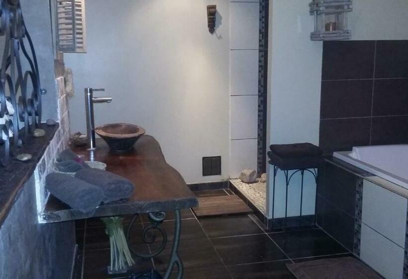 اتاق استاندارد با وان آب گرم, Chambres D Hotes ,hotel ,secret D Une Nuit A Vicq Prės De Onnaing,avec Piscine