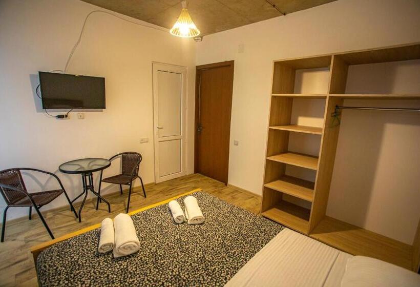 اتاق لوکس با بالکن و چشم‌انداز دریا, Kaprovani Sand