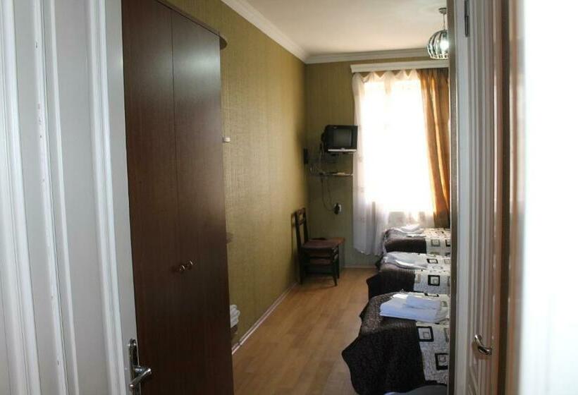 اتاق استاندارد سه نفره, Kavkasioni