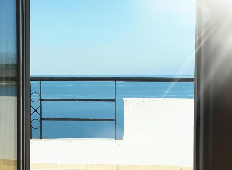 اتاق لوکس با چشم‌انداز دریا, Vila Bello
