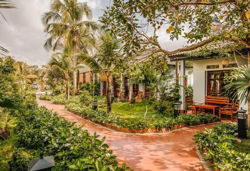 اتاق استاندارد سه تخته با چشم‌انداز باغ, Palm Hills Resort