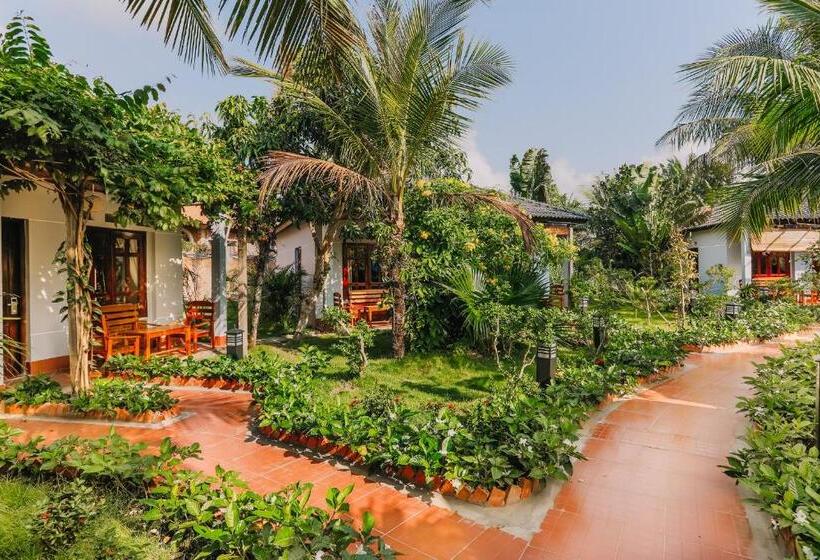 اتاق خانوادگی با چشم‌انداز استخر, Palm Hills Resort