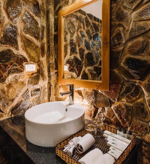 اتاق استاندارد با چشم‌انداز استخر, Palm Hills Resort