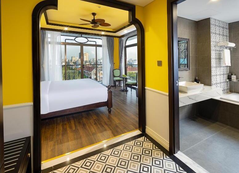 اتاق استاندارد با بالکن, Luxury Hotel Near Da Nang Beach   Charming Beauty