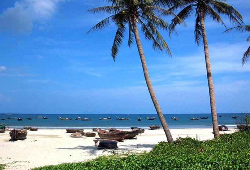اتاق استاندارد سه تخته با بالکن, Luxury Hotel Near Da Nang Beach   Charming Beauty