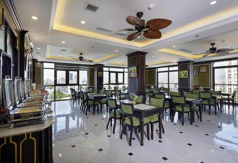اتاق استاندارد سه تخته با بالکن, Luxury Hotel Near Da Nang Beach   Charming Beauty