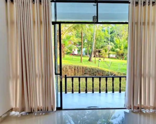 اتاق لوکس, Beach Front Pool Resort