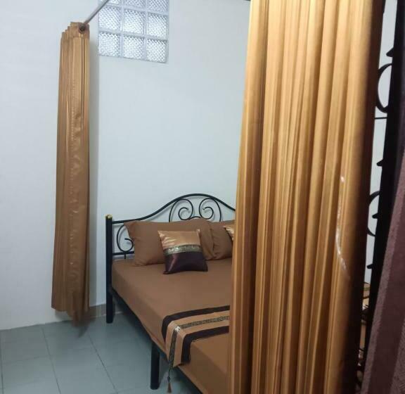 تختخواب در اتاق مشترک, Hug Glur House Tour And Hostel
