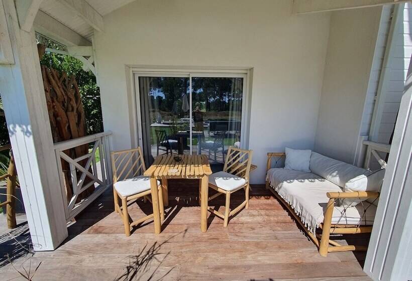 اتاق استاندارد با چشم‌انداز استخر, Villa Bora Bora