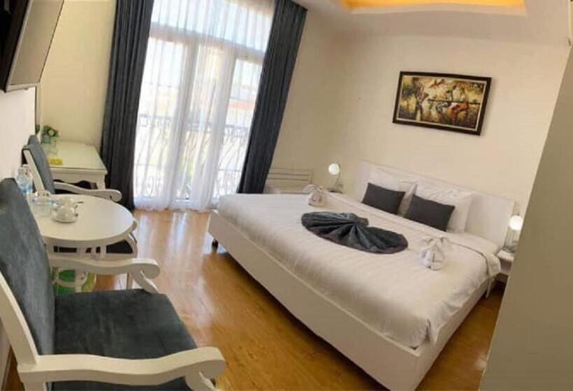 سوئیت با تخت بزرگ, La Perle