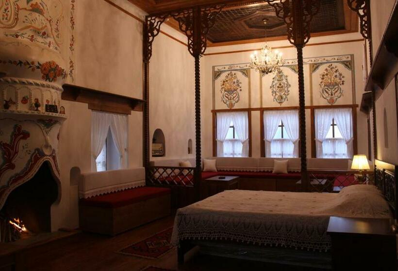 Deluxe Suite King Bed, Old Bazaar 1790