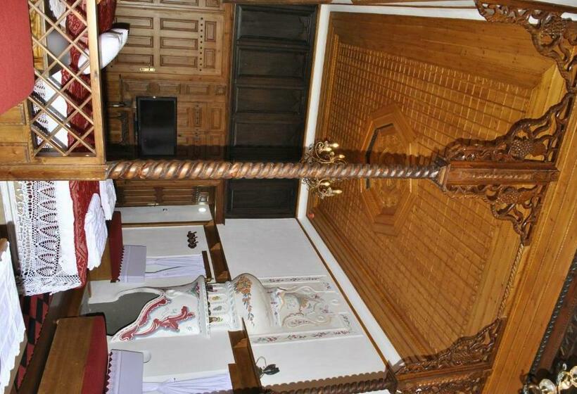Deluxe Suite King Bed, Old Bazaar 1790