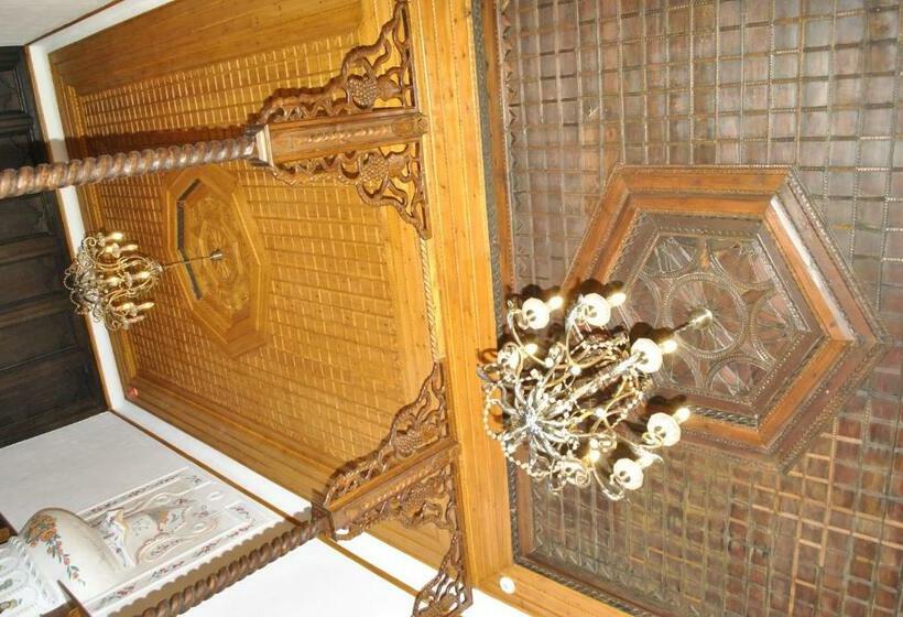 Deluxe Suite King Bed, Old Bazaar 1790