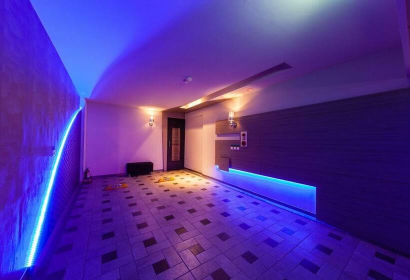 اتاق لوکس, Ty Motel