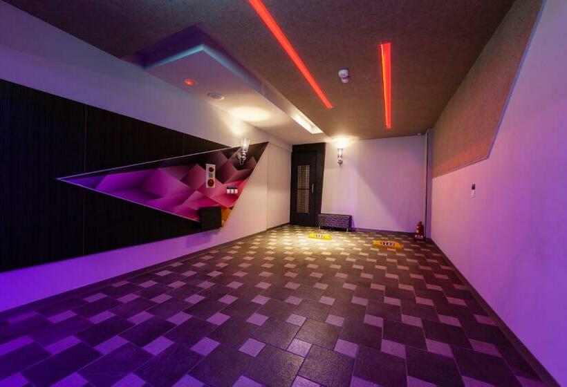 اتاق خانوادگی, Ty Motel