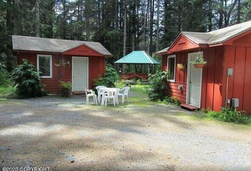 کلبه ییلاقی, Bear Necessities Alaska
