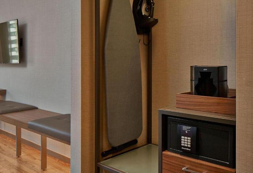 اتاق استاندارد با تخت بزرگ برای معلولان, Ac Hotel By Marriott Minneapolis Downtown
