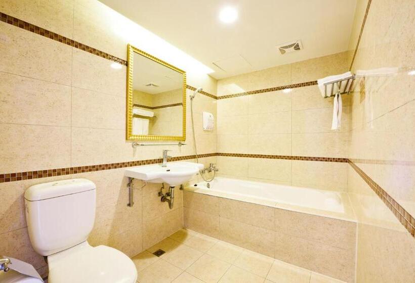 اتاق اکونومی, Carnival Motel
