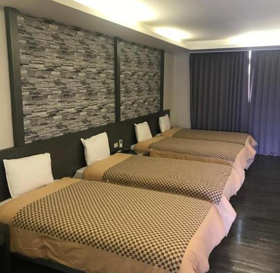 اتاق استاندارد چهار تخته, Carnival Motel