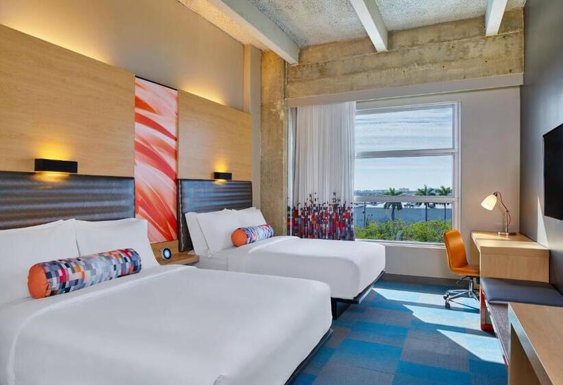 اتاق استاندارد با چشم‌انداز استخر, Aloft Miami Airport
