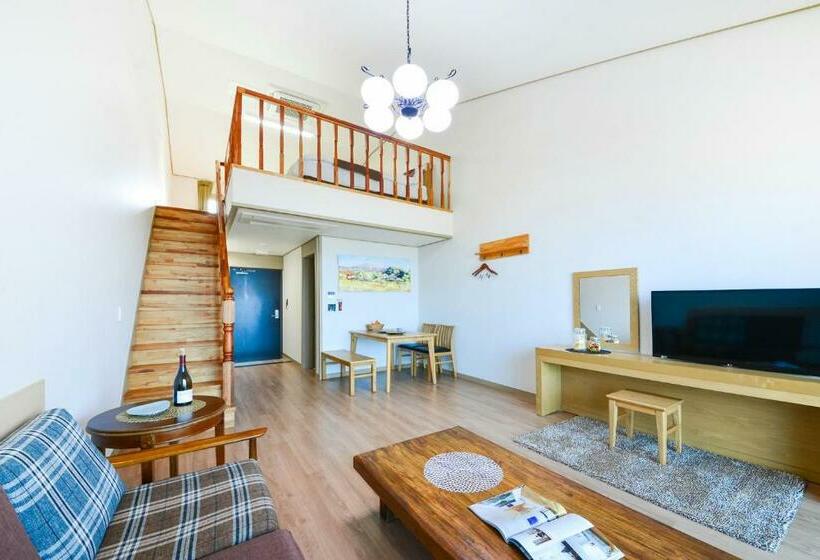 اتاق لوکس با بالکن و چشم‌انداز دریا, Jeju Resort