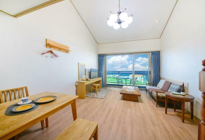 اتاق لوکس با بالکن و چشم‌انداز دریا, Jeju Resort
