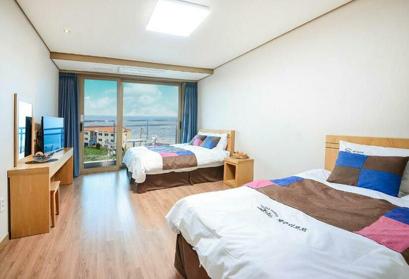 اتاق استاندارد با بالکن و چشم‌انداز دریا, Jeju Resort