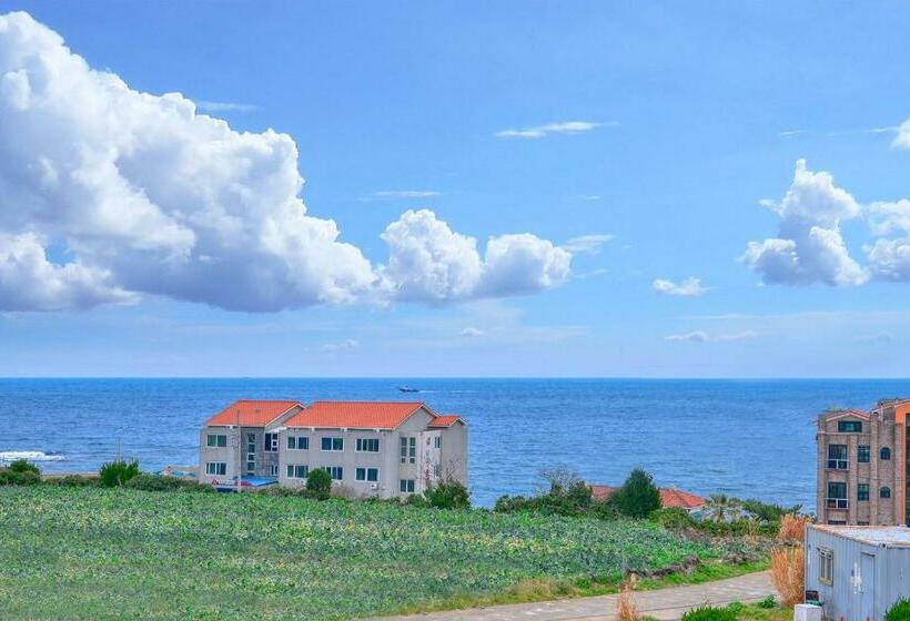 اتاق لوکس با بالکن و چشم‌انداز دریا, Jeju Resort