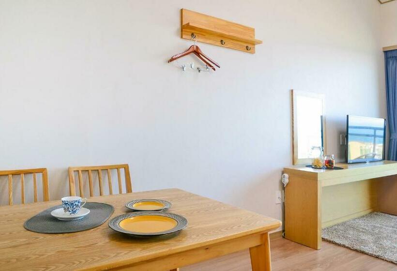 اتاق لوکس با بالکن و چشم‌انداز دریا, Jeju Resort