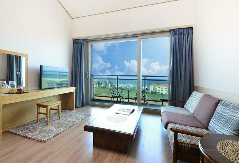 اتاق لوکس با بالکن و چشم‌انداز دریا, Jeju Resort