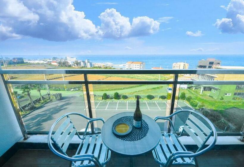 اتاق استاندارد با بالکن و چشم‌انداز دریا, Jeju Resort